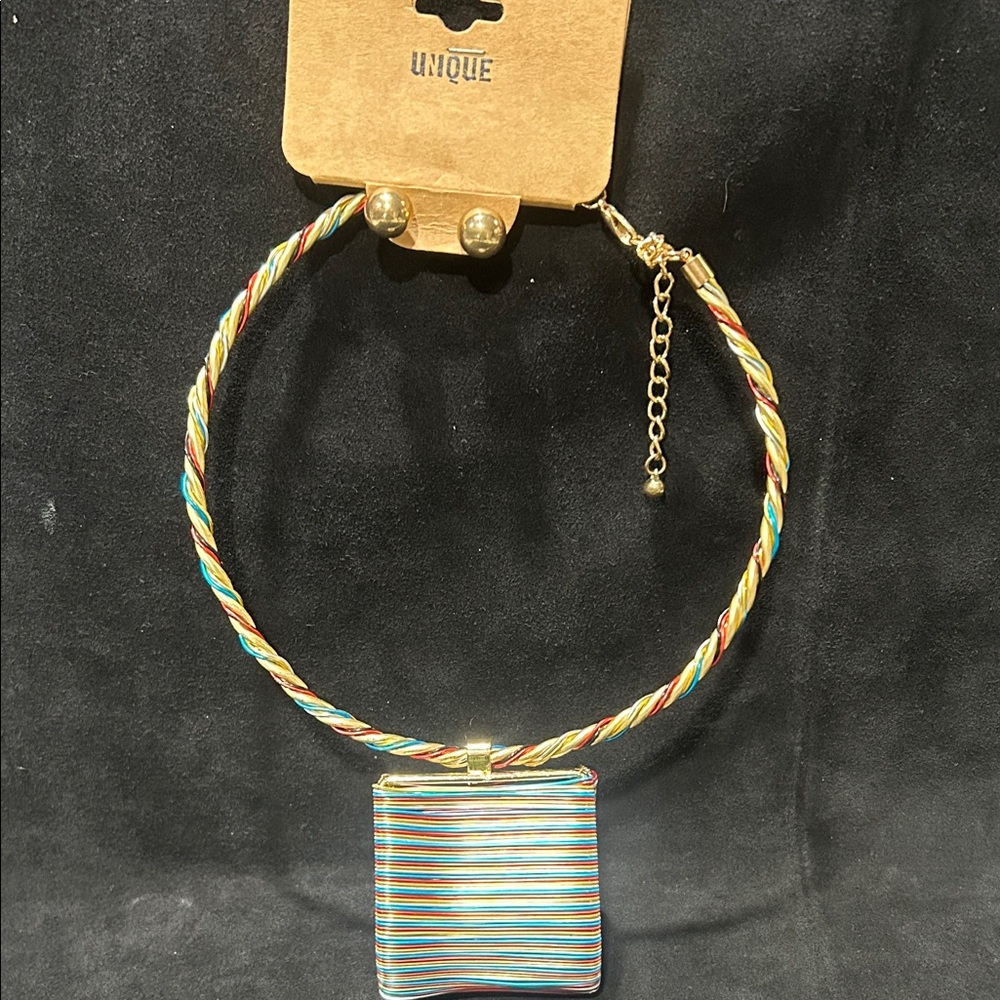 Nique Multicolor Twist Necklace with Gold Pendant